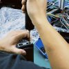 Técnico a testar em bancada um painel digital específico do veículo durante a revisão de garantia