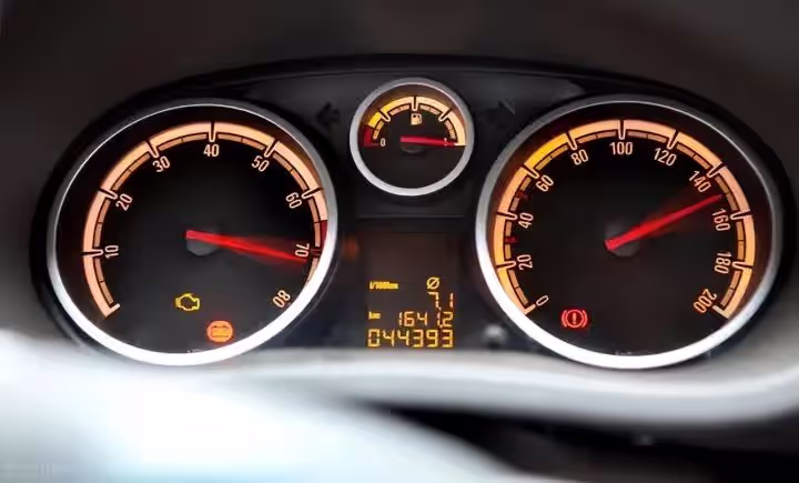Painel de instrumentos tradicional analógico para automóveis com velocímetro e tacómetro mecânicos